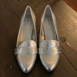 Bandolino silver loafer new no tag